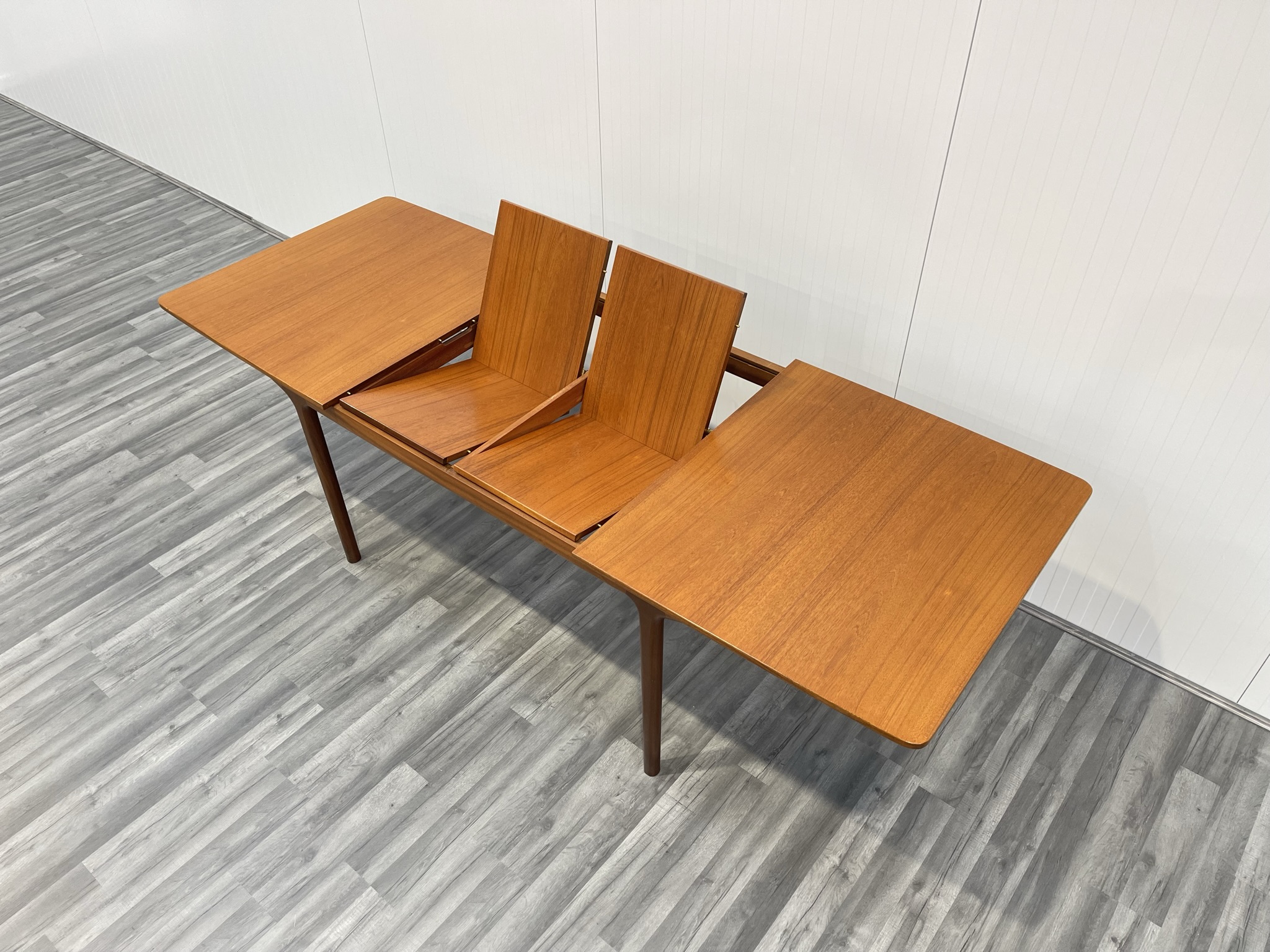 Iconic Vintage Dining Tables : The T3 by Mcintosh
